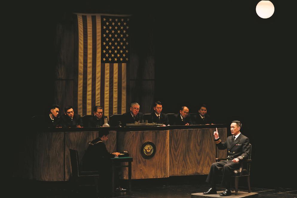 馮遠征（右一）在《嘩變》中飾演固執刻板、獨斷專行的魁格艦長。 本報記者 葉辰亮攝