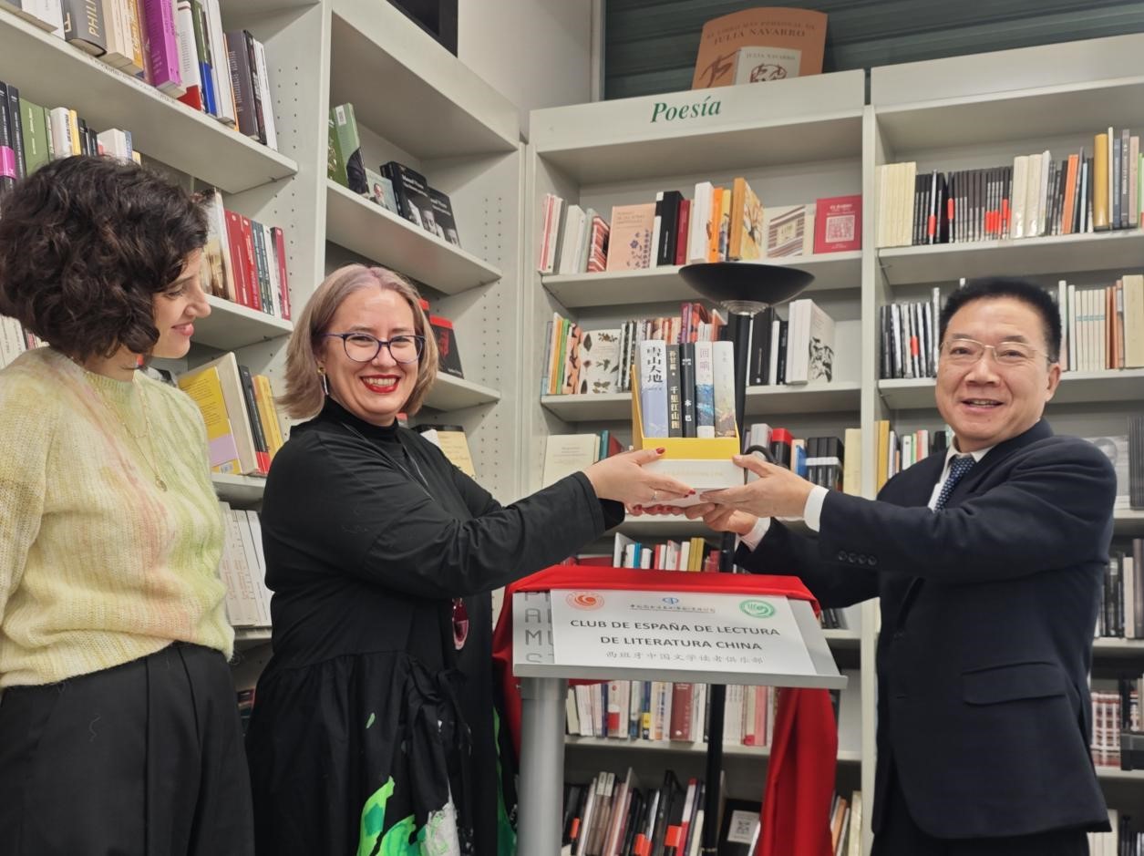 胡邦勝（右一）、婧萱（左二）、白蘭（左一）共同為“西班牙中國(guó)文學(xué)讀者俱樂(lè)部”揭牌