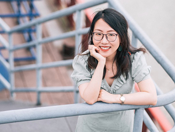 龔萬瑩：在迷霧森林里，捕捉光亮