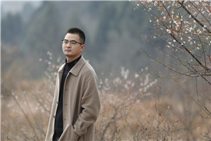 散文獎：《綠皮火車》 作者： 羌人六（羌族）         獲獎感言因為寫作，我從故事中的尋金者身上，也能深切體會那種歷經輾轉終于醍醐灌頂柳暗花明的心路歷程。2004年高中時期開始文學創作，大學畢業后回到家鄉生活工作，我才終于找到自己寫作的“源頭活水”，于是有了關于家鄉龍門山斷裂帶的書寫，于是有了散文集《綠皮火車》。川西北龍門山斷裂帶，鄉親父老的名字與臉孔……