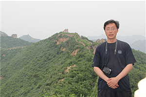 報告文學獎：《靜靜的鴨綠江》 作者：周建新（滿族）         獲獎感言獎是授予我的，更是授予英烈們的，只不過我獲得了機會。每一次采訪，講述者都能讓我身臨其境，感受孫景坤老英雄高尚的一生。我沒有理由不蘸血為墨，書寫英雄，書寫“七一”勛章獲得者、深藏功名七十載的老英雄孫景坤。