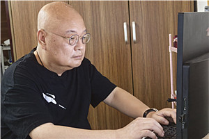 中短篇小說獎：《上嶺戀人》  作者：凡一平（壯族）         獲獎感言上嶺，是我近些年文學創作的地理標識，也是現實生活的真實存在。從桂北都安瑤族自治縣縣城往東十三公里，再沿紅水河順流而下四十公里，在二級公路的對岸，有被青山和竹林環抱的村莊，就是上嶺。它是我生命中最親切的土地，或搖籃。上嶺有著不多的人口，卻生生長流，他們渺小但卻堅韌，又像魚群一樣抱團、歡樂。已經死去和還活著的，都是我的父老鄉親。