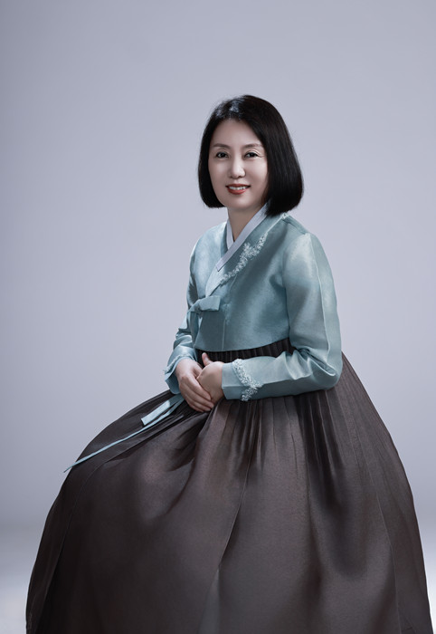 鄭風(fēng)淑，朝鮮族，1969年生。吉林省延邊朝鮮族自治州人大常委會(huì)副秘書(shū)長(zhǎng)。出版報(bào)告文學(xué)《金達(dá)萊映紅山崗》，翻譯出版長(zhǎng)篇小說(shuō)《南大川》、配圖詩(shī)歌集《中國(guó)朝鮮族民俗圖》等。曾獲《民族文學(xué)》獎(jiǎng)翻譯獎(jiǎng)。