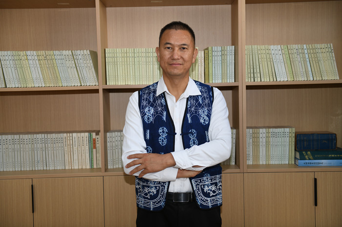 北雁，本名王燦鑫，白族，1982年生，云南洱源人。云南省大理州教育體育局高級(jí)教師。出版長(zhǎng)篇小說(shuō)《趕在太陽(yáng)落山以前》等。曾獲云南文學(xué)藝術(shù)獎(jiǎng)。