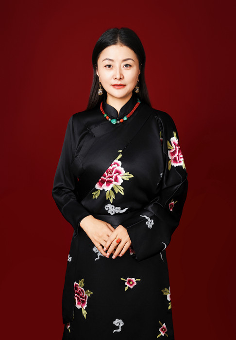 那薩，本名索樣，藏族，1977年生，青海玉樹人。曾供職于青海省玉樹州雜多縣阿多鄉(xiāng)政府。出版詩集《一株草的加持》等。
