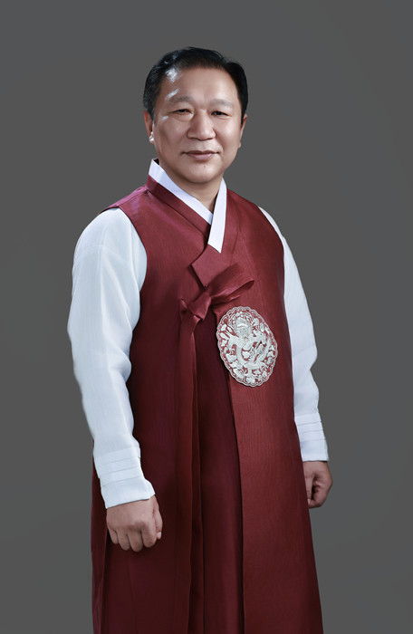 金榮健，朝鮮族，1963年生。曾任延邊人民出版社《文化時代》編輯部主編。出版詩集《晨山問候》《至水微瀾》《留在空位置的理由》等。曾獲吉林省長白山文藝獎、吉林省電視丹頂鶴獎最優秀導演獎、全國少數民族廣播電視節目最優秀導演獎等，被評為全國百佳電視藝術工作者。編劇及總策劃的舞劇《阿里郎花》獲中國少數民族舞蹈大賽金獎。