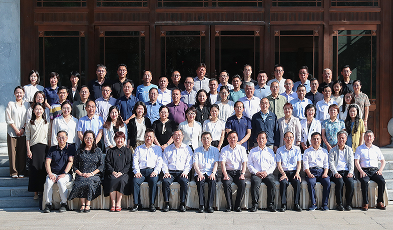 7月20日，第十三屆全國少數民族文學創作駿馬獎全體評委合影