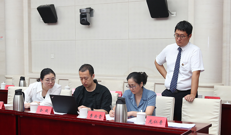 7月31日，工作人員在紀律監察組和公證員的監督下統計選票