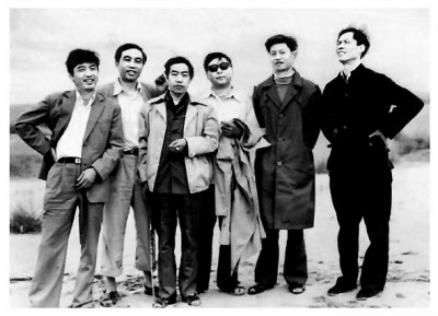路遙（左四）與賈平凹（左三）、陳忠實（右一）等人合影，三人被稱為陜西文學界的“三駕馬車”。資料圖片