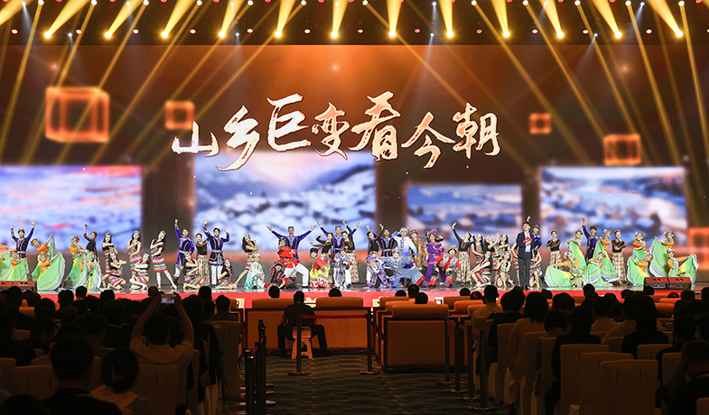 11月16日，在“2024中國文學盛典·駿馬獎之夜”上的文藝表演：情景舞蹈《山鄉巨變看今朝》