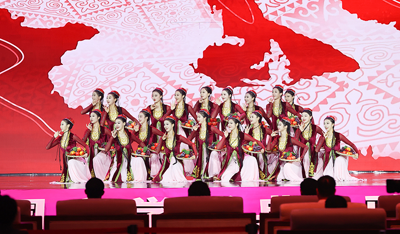 11月16日，在“2024中國文學盛典·駿馬獎之夜”上的文藝表演：新疆民歌《青春舞曲》。