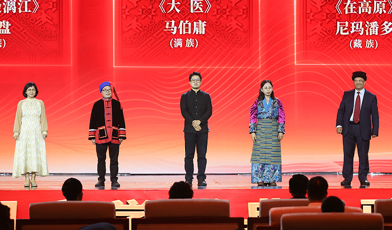 阿舍、光盤、馬伯庸、尼瑪潘多、肉孜·古力巴依領取第十三屆全國少數民族文學創作駿馬獎長篇小說獎