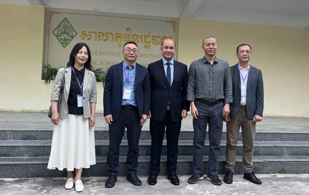 柬埔寨副首相洪瑪尼會見中國作家代表團（左起：付秀瑩、東西、洪瑪尼、畢飛宇、李約熱）