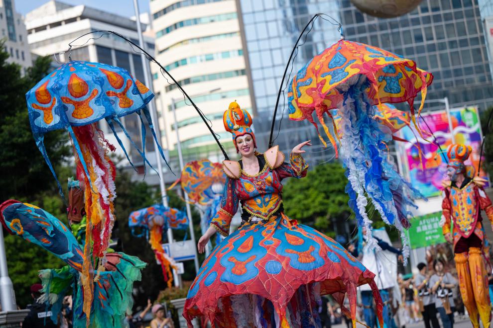 3月24日，人們參加“2024澳門國際幻彩大巡游”。新華社發(fā)（張金加攝）