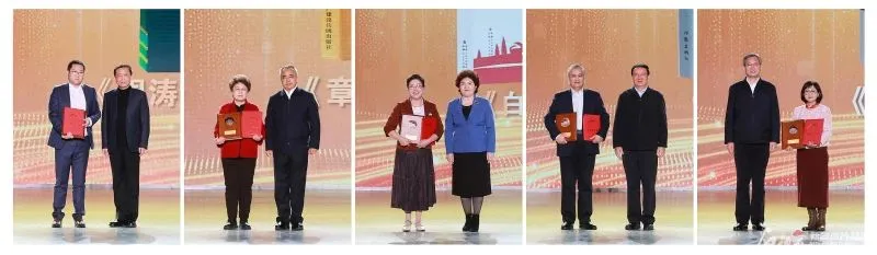 張宏森為周濤、艾爾肯·吐尼亞孜為章德益、祖木熱提·吾布力為葉爾克西·胡爾曼別克、努爾蘭·阿不都滿金為阿拉提·阿斯木、何忠友為阿舍頒獎 崔志堅攝