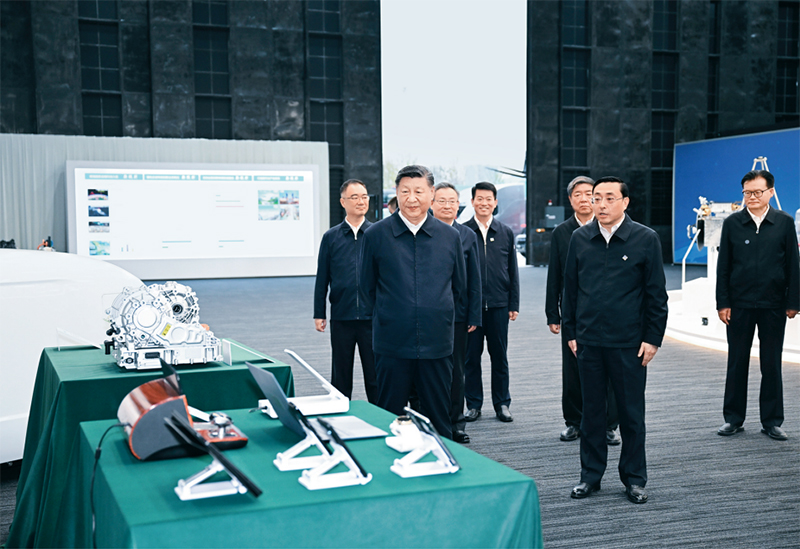2024年10月17日至18日，中共中央總書記、國家主席、中央軍委主席習近平在安徽考察。這是17日下午，習近平在合肥濱湖科學城察看安徽省重大科技創新成果集中展示。 新華社記者 謝環馳/攝