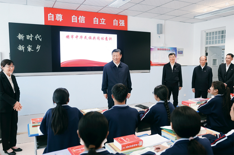 2024年6月18日至19日，中共中央總書記、國家主席、中央軍委主席習近平在青?？疾?。這是18日下午，習近平在果洛西寧民族中學高一（1）班觀摩“新時代、新家鄉”主題思政課。 新華社記者 鞠鵬/攝
