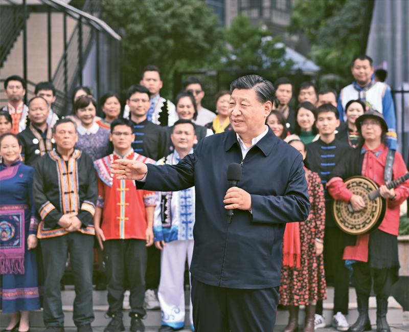 2023年12月14日至15日，中共中央總書記、國家主席、中央軍委主席習近平在廣西考察。這是14日上午，習近平在南寧市良慶區蟠龍社區考察時，同社區各族群眾親切交流。 新華社記者 燕雁/攝