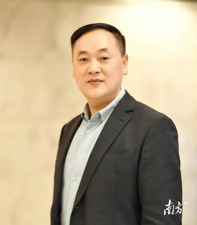 謝有順，男，漢族，1972年7月生，福建長汀人。先后畢業于福建師大和復旦大學中文系，獲文學博士學位。曾任廣東省作家協會創作研究部副主任、一級作家，2006年起任中山大學中文系教授、博士生導師。  先后入選中宣部文化名家暨“四個一批”人才、國務院特殊津貼專家、教育部“長江學者”特聘教授等。兼任中國作家協會文學理論批評委員會副主任、中國小說學會副會長。  主要從事中國當代文學和文化研究。在《文學評論》等刊發表學術論文三百多篇，其中十幾篇論文被《新華文摘》全文轉載。著有《成為小說家》《散文中的心事》《文學的深意》等著作二十幾部，主編《中國當代作家論》等叢書多套。主持多個國家社科基金項目。曾獲馮牧文學獎、中國文聯“啄木鳥杯”優秀論著獎、莊重文文學獎等多個獎項。
