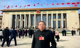 全國人大代表，貴州省文聯(lián)主席、省作協(xié)主席歐陽黔森