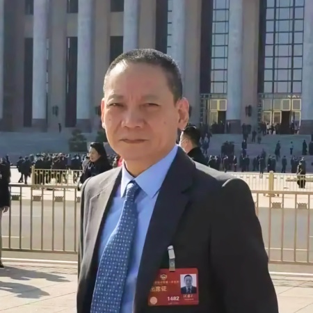 汪惠仁系全國政協委員、民進中央委員、百花文藝出版社總編輯