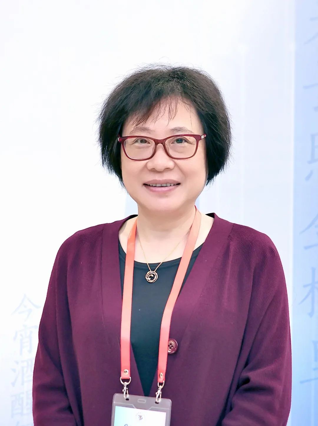 榮榮，本名褚佩榮，生于1964年，出版過多部詩集及散文隨筆集，參加過《詩刊》社第十屆青春詩會，曾獲《詩刊》《詩歌月刊》《人民文學》《北京文學》等刊物年度詩歌獎、中國作家出版集團優秀作家貢獻獎、首屆徐志摩青年詩人獎、第二屆中國女性文學獎、劉章詩歌獎、十月文學獎、全國第四屆魯迅文學獎等。