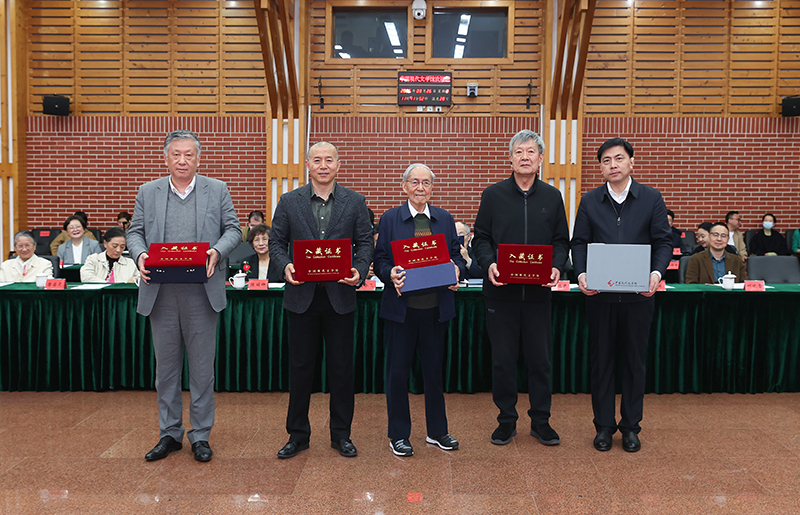 束沛德、畢飛宇、孫甘露、阿英長孫錢榮毅向中國現代文學館捐贈珍貴文獻，王軍接受捐贈