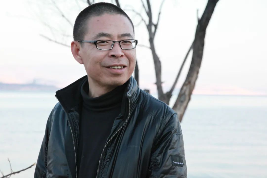 李亞偉，1963年出生于重慶市酉陽縣。創作過《男人的詩》《醉酒的詩》《空虛的詩》《航海志》《野馬與塵埃》《河西走廊抒情》等長詩和組詩，出版有詩集《豪豬的詩篇》《紅色歲月》《酒中的窗戶》《我在雙魚座上給你寫信》以及文論集《詩歌與先鋒》、文化隨筆《人間宋詞》等；獲第四屆華語文學傳媒2005年度詩人獎、第一屆魯迅文化獎年度詩歌獎、首屆屈原詩歌金獎等。