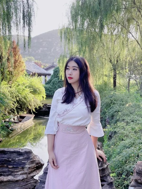 楊碧薇，中央民族大學文學博士，北京大學藝術學博士后。中國作家協會會員，中國文藝評論家協會會員。學術研究涉及文學、搖滾、民謠、電影、攝影、裝置等。出版《下南洋》《去火星旅行》等詩集、散文集、學術批評集等多部。主講個人網課《由淺入深讀懂漢語新詩》入駐騰訊視頻。