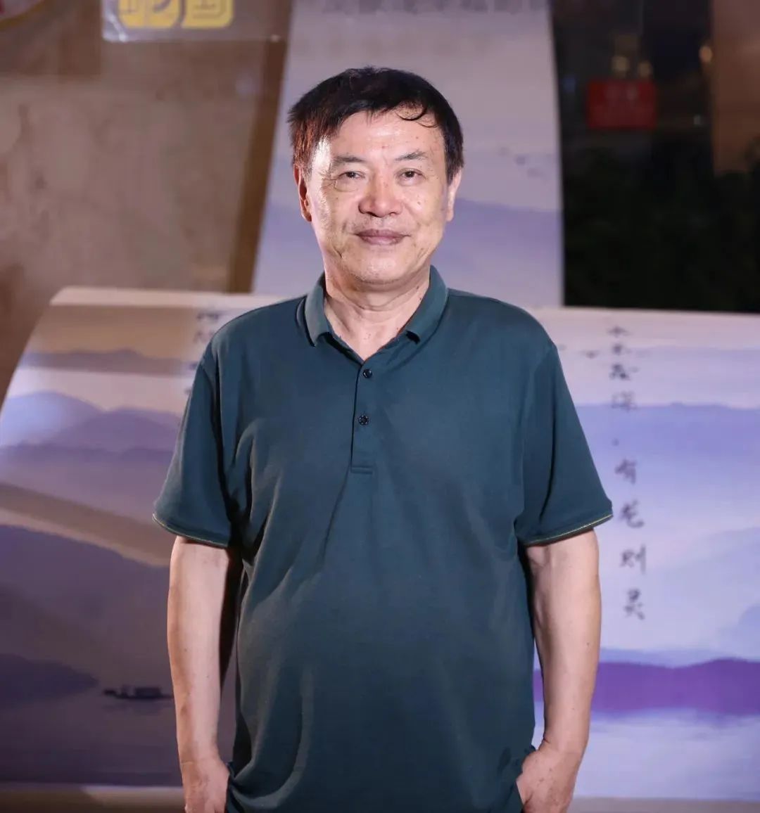 陸健，中國傳媒大學教授，中國詩歌學會常務理事。20世紀80年代初開始發表作品，先后創作發表詩歌、散文、評論等作品近千件，出版《窗戶嘹亮的聲音》《名城之門》等詩集與文藝評論集近30部，逐步形成了“紀實性詩歌”的寫作風格。