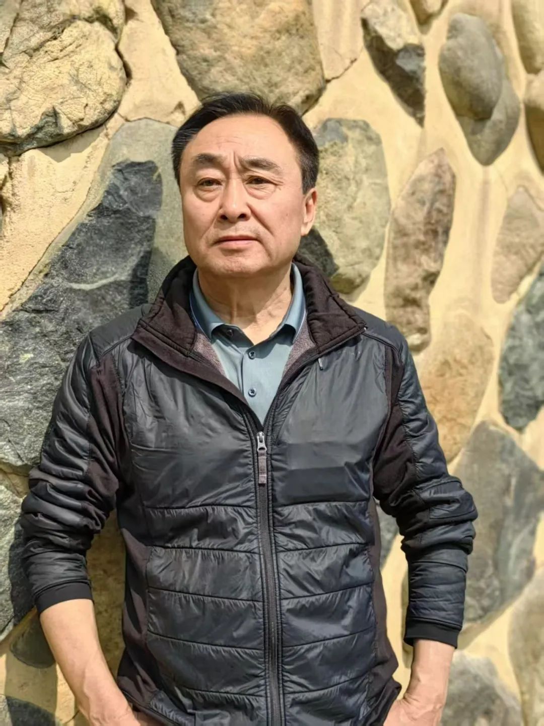 王學芯，出生在北京，長在無錫。中國作家協會會員，中國詩歌學會理事。參加第十屆青春詩會。獲郭沫若詩歌獎、十月文學獎、鍾山文學獎、《作家》第三屆詩歌獎、《星星》詩歌獎、紫金山文學獎、中國第五屆長詩獎，部分詩歌譯介國外。出版《雙唇》《這里那里》《天上的草原》《飛塵》《遷變》《老人院》《光域里》等15部詩集。