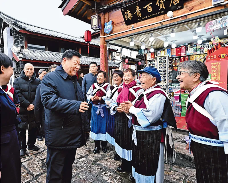 2025年3月19日至20日，中共中央總書記、國家主席、中央軍委主席習近平在云南考察。這是19日下午，習近平在麗江古城考察時，與當地居民親切交流。 新華社記者 燕雁/攝
