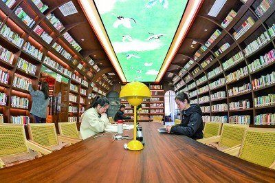 讀者在江西宜春市獅子山公園城市書房內閱讀學習。新華社發(fā)