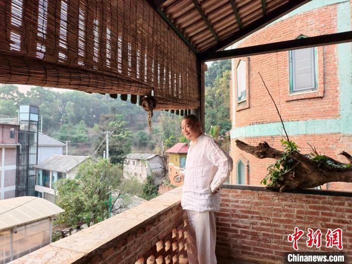 4月1日，馬原在位于南糯山的家中飲茶。中新網記者 韓帥南 攝
