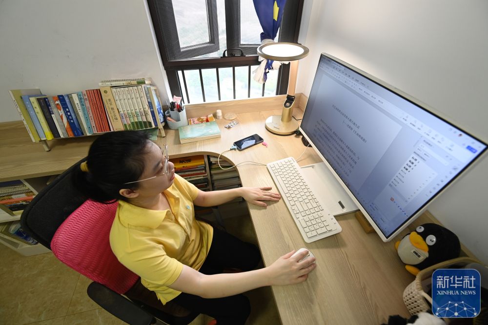 5月14日，在廣西南寧市，林竹在家里寫作。