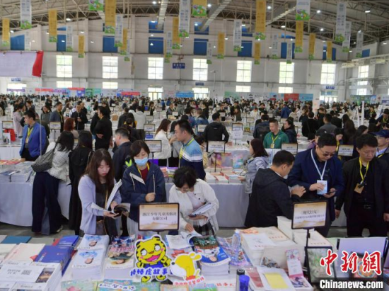 5月15日，吉林長春，第二屆東北書博會吸引大量讀者前往購書。 劉棟 攝