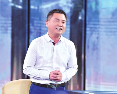 彭學明：中國作家協(xié)會原創(chuàng)聯(lián)部主任，中國作家協(xié)會散文創(chuàng)作委員會副主任，全國第九、十屆人大代表。主要代表作：長篇紀實散文《娘》、長篇小說《爹》、散文集《我的湘西》《祖先歌舞》、報告文學《人間正是艷陽天》等，先后獲中宣部“五個一工程”獎、中國政府出版獎、中國年度好書獎、中國圖書獎、全國少數(shù)民族文學駿馬獎、《人民文學》獎、郭沫若文學藝術(shù)獎等，多篇作品被收錄進大、中學語文教材、中高考試題，并譯成英、法、俄、日、阿拉伯、匈牙利、哈薩克、意大利等文字在十多個國家出版。
