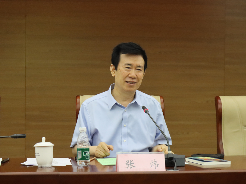 第八屆茅盾文學獎得主，中國作家協會副主席 張煒