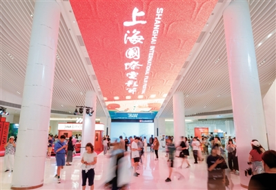 第二十七屆上海國際電影節(jié)期間，上海影城里人來人往。  　　主辦方供圖