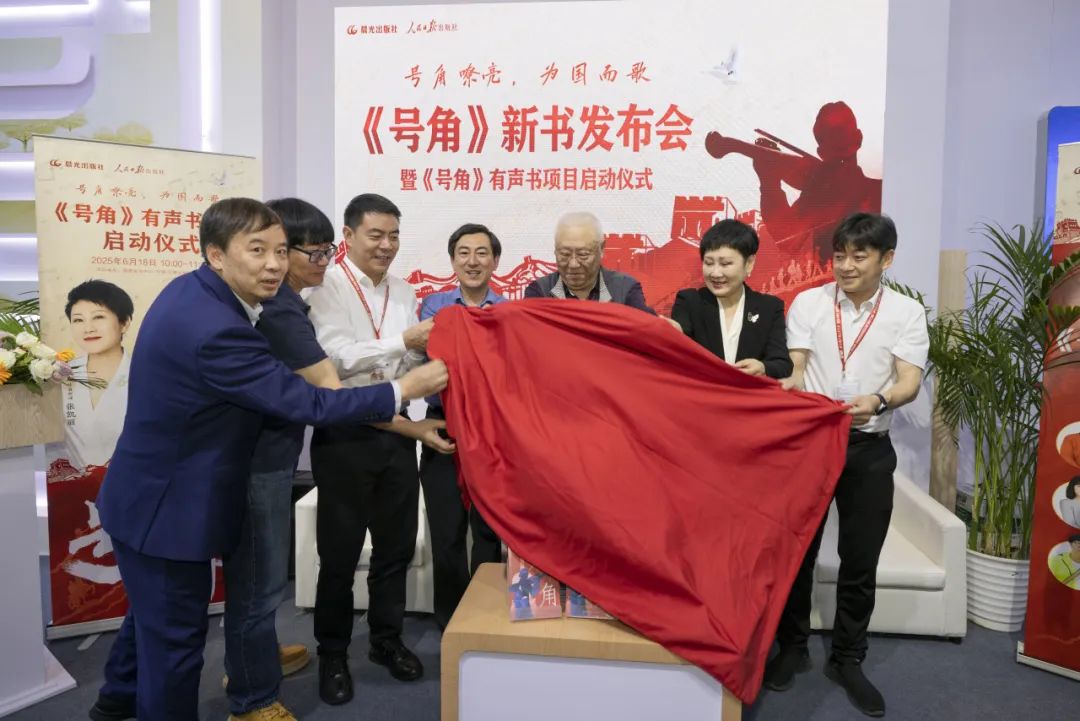 與會嘉賓共同為新書揭幕（攝影：劉后柱）