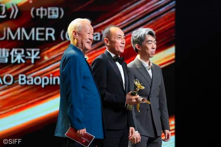在上海國際電影節閉幕式上，謝飛導演為金爵獎最佳導演曹保平頒獎