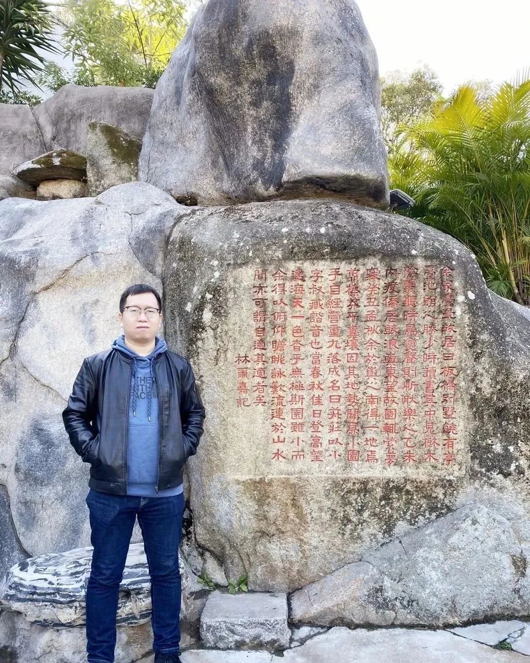 張象，中國作協會員，山西文學院簽約作家。小說見于《十月》《上海文學》《青年文學》等刊物，出版作品有《外省青年》等三部。