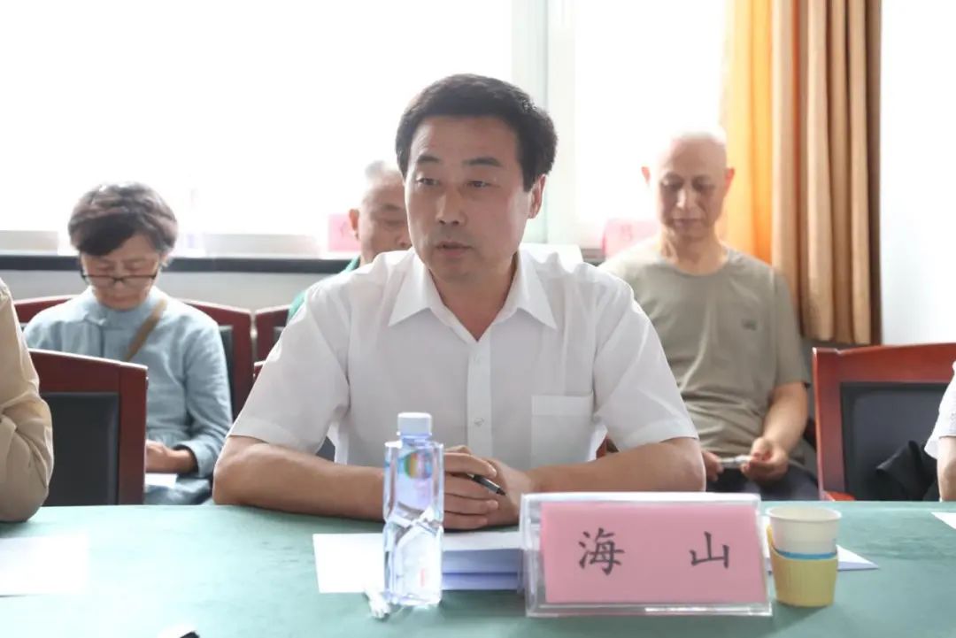 內蒙古文聯黨組成員、副主席海山致辭