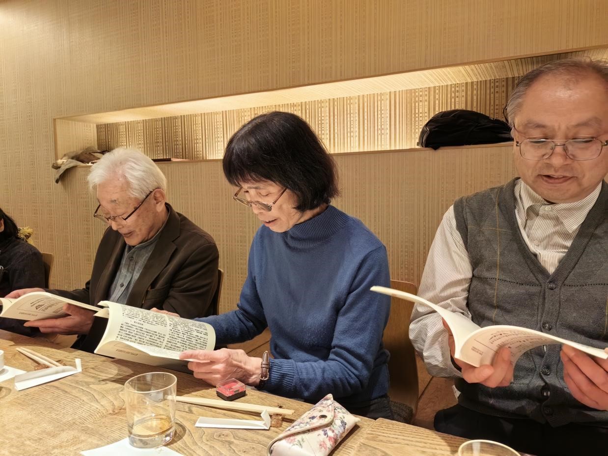 4月13日-16日，中國作家代表團訪問日本“《人民文學》讀書會”并贈送雜志創刊號復刻版，帶去雜志社對老讀者的問候。該讀書會成立于20世紀80年代，至今堅持閱讀研究《人民文學》