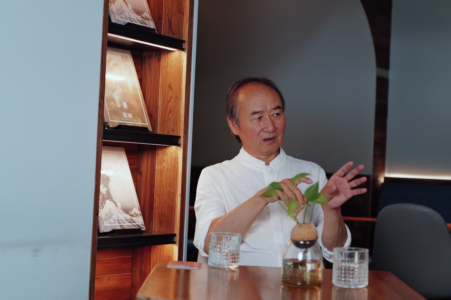 劉亮程在上海朵云書院戲劇店接受澎湃新聞·文學(xué)花邊獨(dú)家專訪。攝影：周澤洋