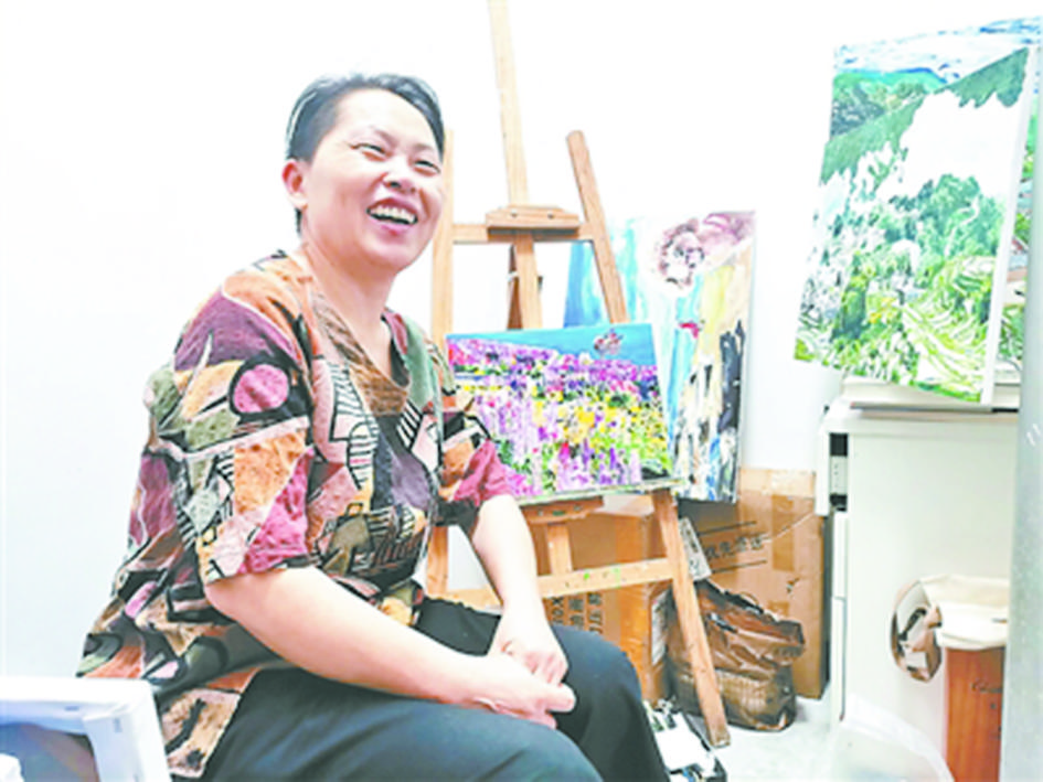 王柳云（左圖）出版首部長篇《風吹起了月光》。（受訪者供圖）