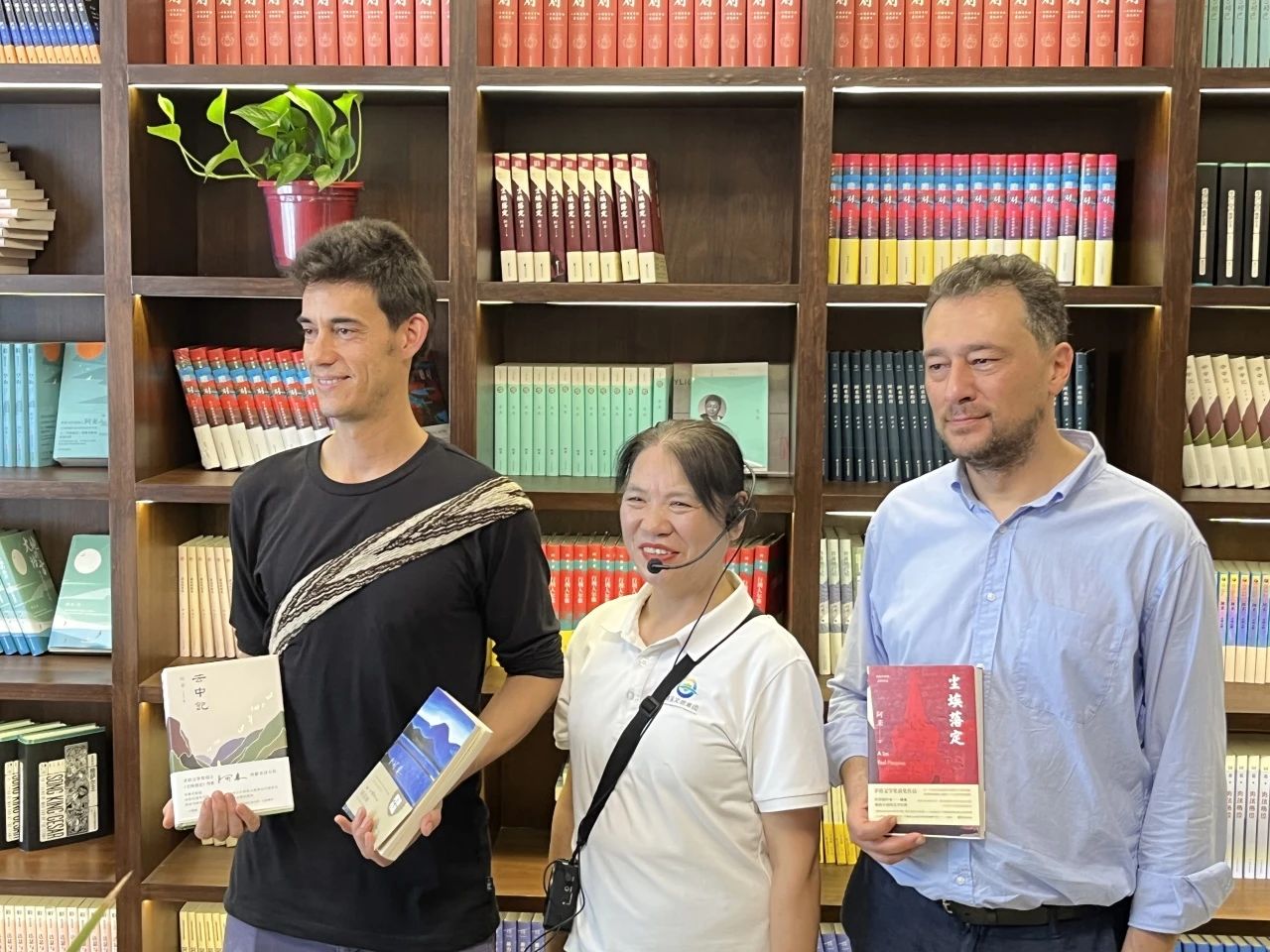 翻譯過《塵埃落定》的吉來、翻譯過《云中記》的羅一人與阿來清溪書屋的主理人合影