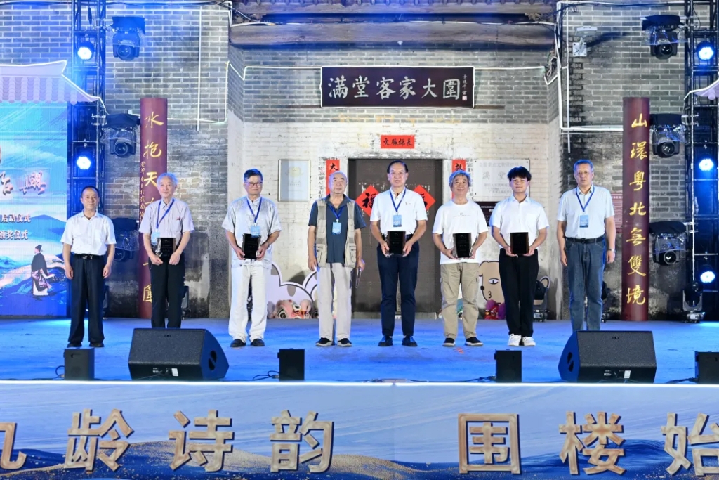 中國書籍出版社原副總編輯、北京詩詞學會副會長趙安民，《中華詩詞》編輯部主任盧冷夫為佳作獎獲得者頒獎