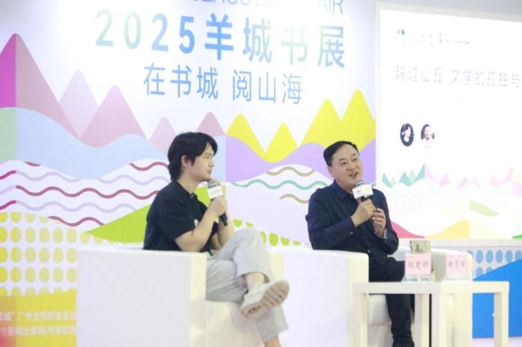 劉楚昕（左）與謝有順教授對談。