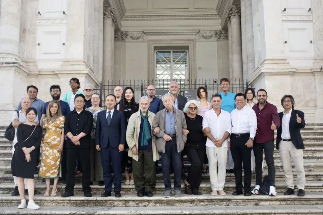 參加首場(chǎng)詩(shī)歌朗誦會(huì)的部分中意嘉賓、詩(shī)人等代表在博物館門(mén)前合影